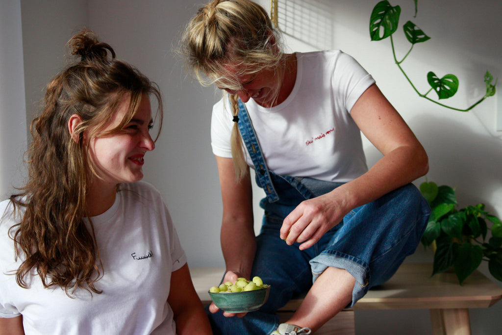 2 hippe vrouwen zijn aan het lachen en aan het eten