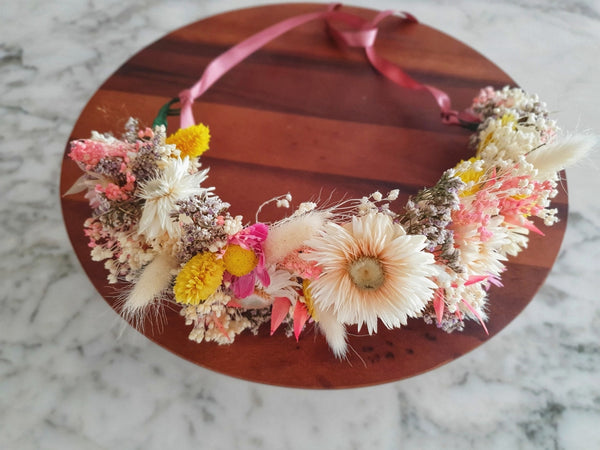 Bloemenkroon met gedroogde bloemen als haaraccessoires