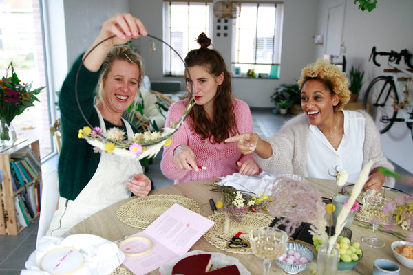 DIY-BOX FLOWER HOOP MET GEDROOGDE BLOEMEN